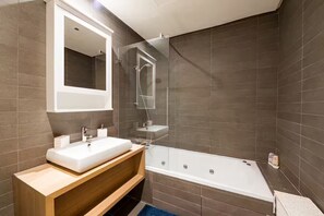 ヘアドライヤー、タオル、トイレットペーパー