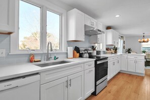 House, 3 Bedrooms | Private kitchen