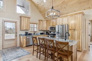 Cabin, 4 Bedrooms | Private kitchen | Fridge, oven, coffee/tea maker, toaster
