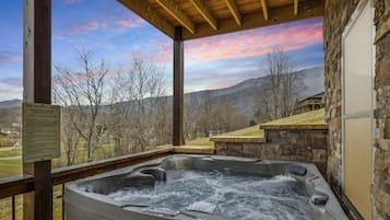 Cabaña, 4 habitaciones | Tina de hidromasaje al aire libre