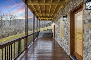 Chalet rustique, 4 chambres | Baignoire à remous extérieure