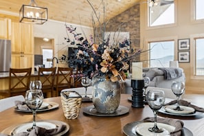 Chalet rustique, 4 chambres | Restauration