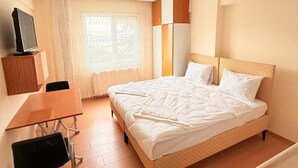 ملاءات للفراش لا تسبب الحساسية وميني بار ومكتب