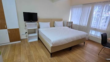 Roupas de cama antialérgicas, frigobar, escrivaninha