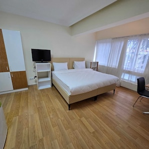 Allergitestade sängkläder, minibar, skrivbord och arbetsyta för laptop