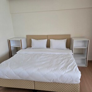 Hypo-allergenic bedding, minibar, desk, laptop workspace