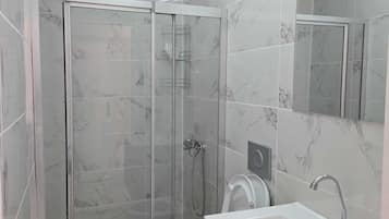 Combined shower/bathtub, free toiletries, hair dryer, towels