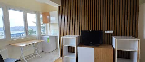 Hypo-allergenic bedding, minibar, desk, laptop workspace