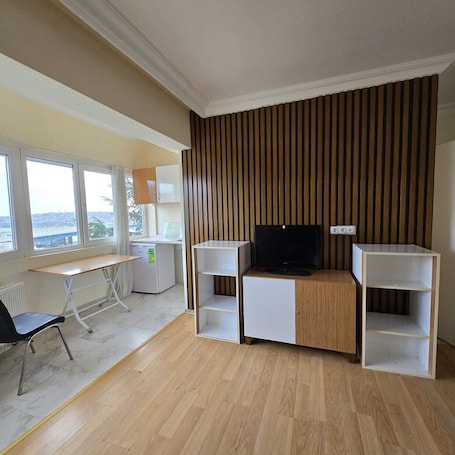 Ropa de cama hipoalergénica, minibar y escritorio