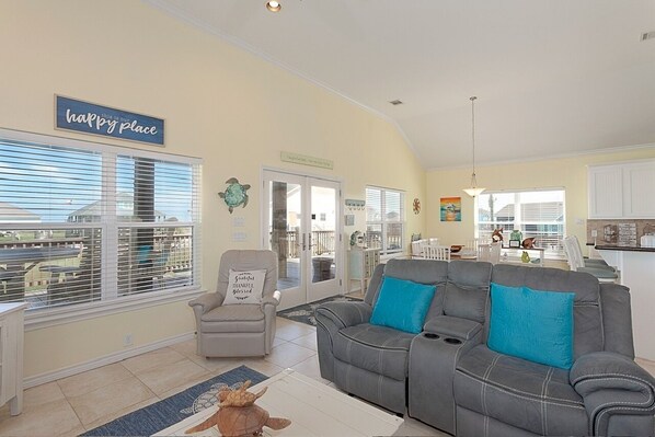 House, 3 Bedrooms | Living area | Smart TV, streaming services - A Sassy Seagull 3 Bedroom Home (Port Bolivar)