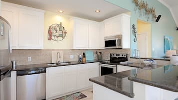 House, 3 Bedrooms | Private kitchen