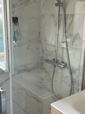 Dusche, Haartrockner, HandtĂŒcher, Toilettenpapier