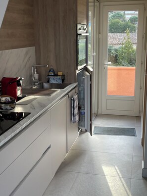 Fridge, microwave, oven, stovetop - 3* duplex apartment with balcony facing the sea (Sainte-Maxime)