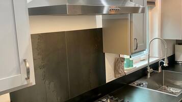 House, 2 Bedrooms | Private kitchen | Fridge, oven, coffee/tea maker, toaster