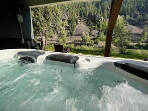 House, 2 Bedrooms | Outdoor spa tub