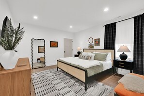 5 habitaciones, escritorio y tabla de planchar con plancha