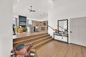 Televisión, chimenea, libros, estéreo