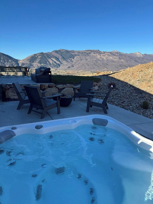 Outdoor spa tub - NEW 5 Bedroom House Eden Powder Mountain Views & Golfing (Eden)