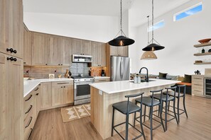 Fridge, microwave, oven, stovetop - NEW 5 Bedroom House Eden Powder Mountain Views & Golfing (Eden)