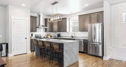 Lucky Bachelor 5 Min to Broadway with Hot Tub