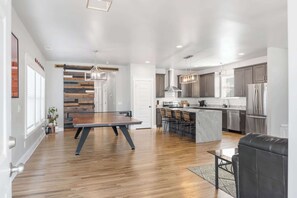 冷蔵庫、電子レンジ、オーブン、コンロ