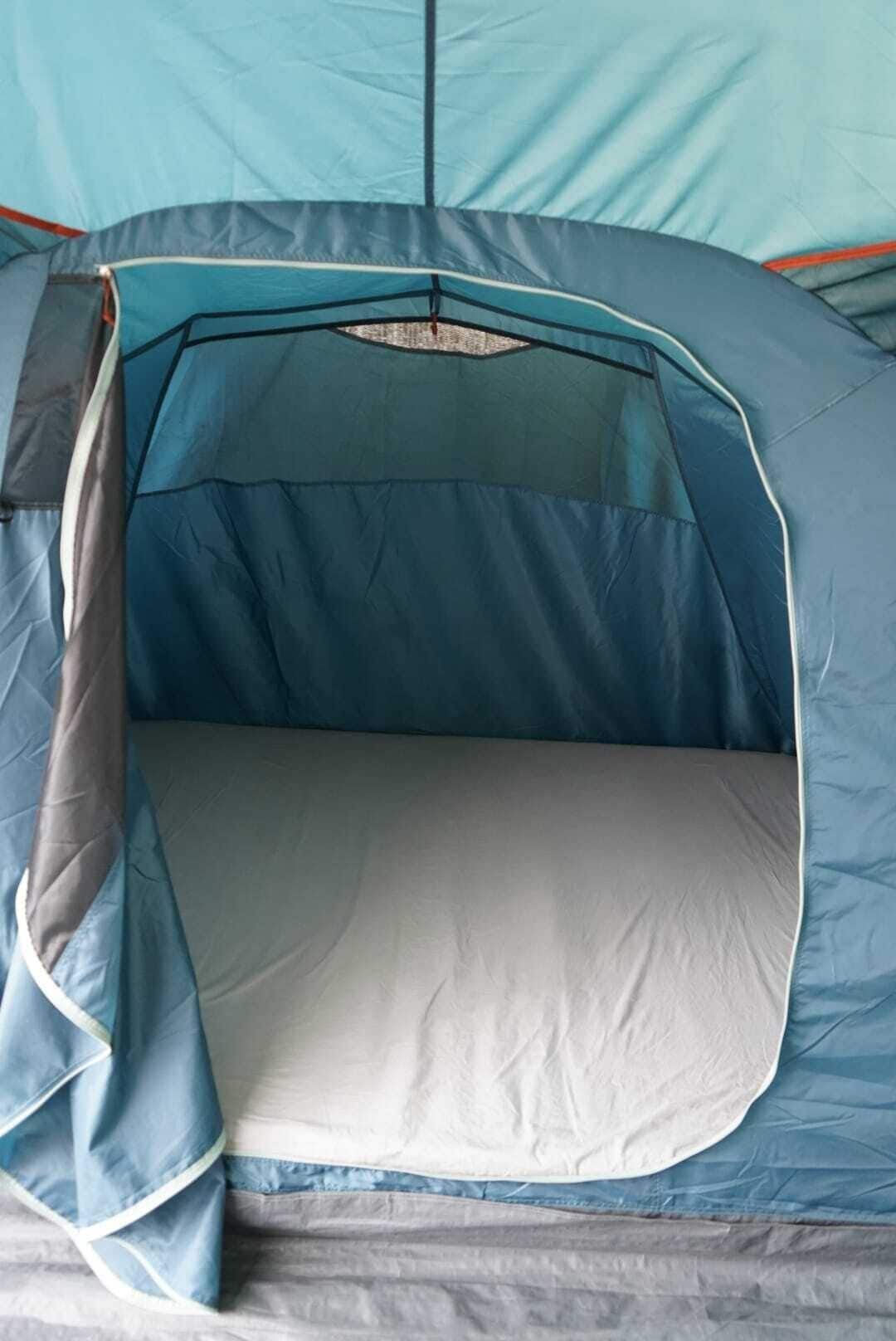 Una carpa con zona de descanso, que incluye una cama y una almohada.