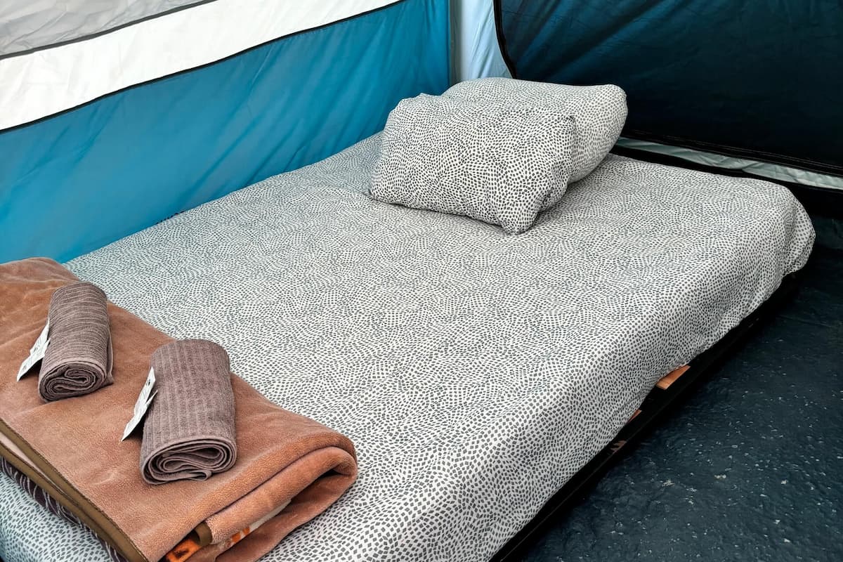 Travel cot, free WiFi, bed sheets