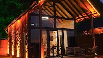 Deluxe-bungalow, yksityinen uima-allas, kaupunkinäköala | 2 makuuhuonetta, egyptinpuuvillaiset lakanat, ylelliset vuodevaatteet