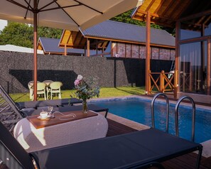 Deluxe Bungalow, Private Pool, City View | Living area | Heated floors - Bell Garden Maşukiye (Kartepe)