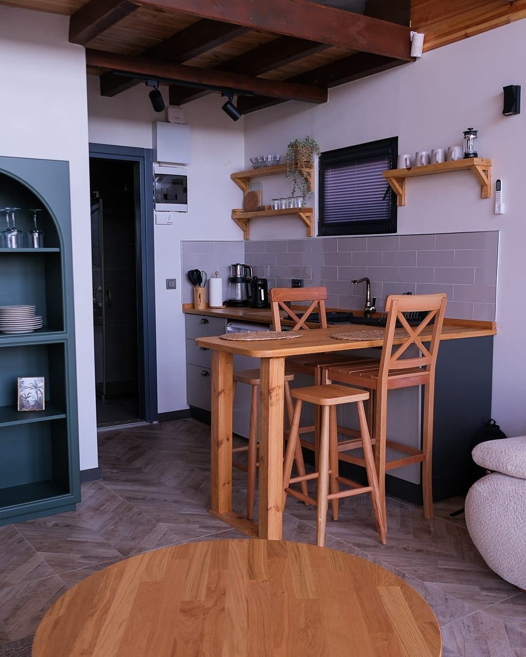 Bungalow Deluks, kolam renang pribadi, pemandangan kota | Dapur pribadi | Mesin pembuat kopi/teh dan ketel listrik