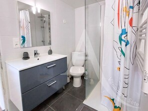 Shower, hair dryer - Studio indépendant climatisation et wifi (Sète)