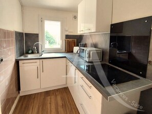 Fridge, microwave, coffee/tea maker, electric kettle - Studio indépendant climatisation et wifi (Sète)