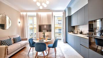 Appartement, balkon, uitzicht op de stad | Woonruimte | Een 55-inch smart-tv met satellietzenders