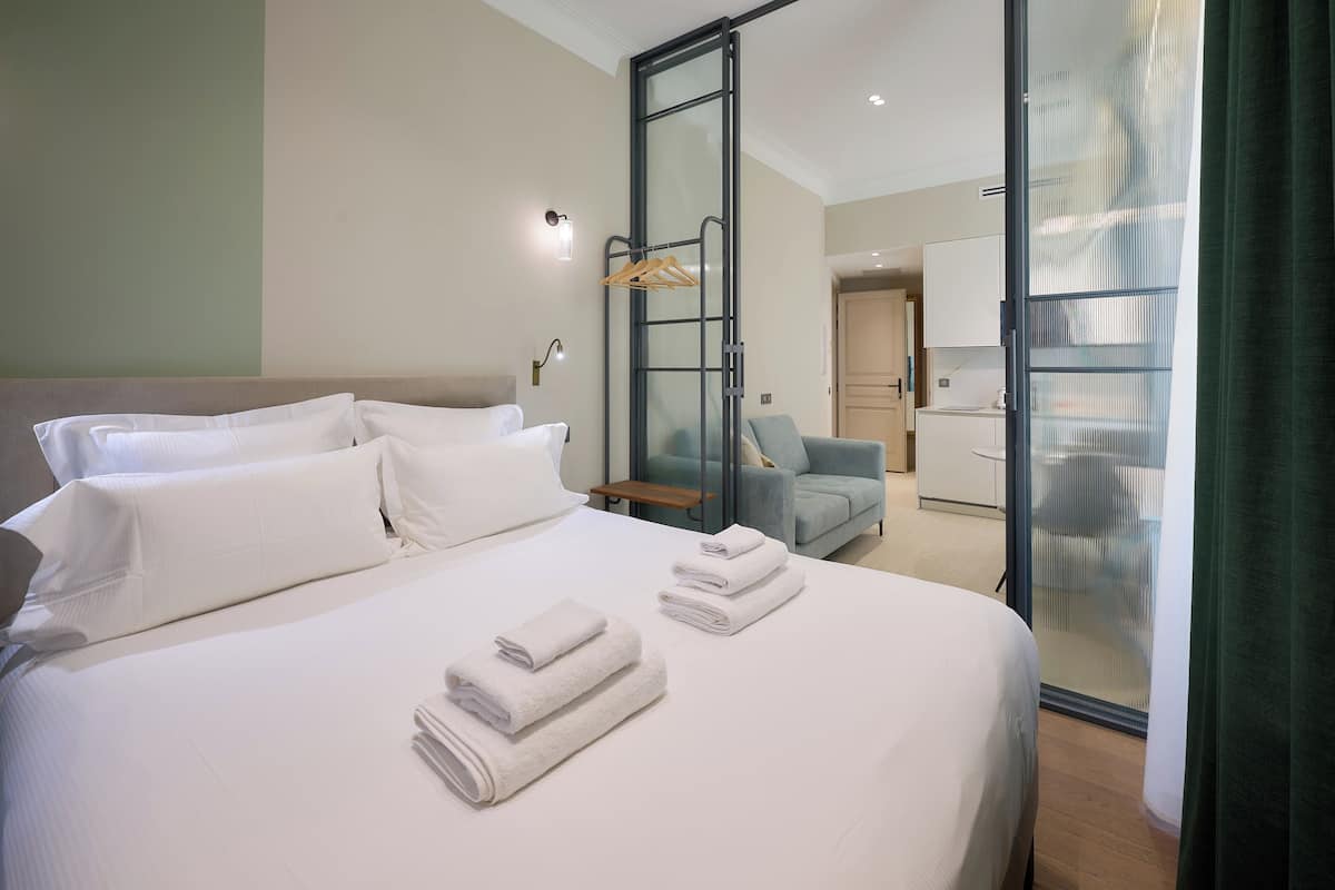 1 bedroom, in-room safe, individually decorated, individually furnished