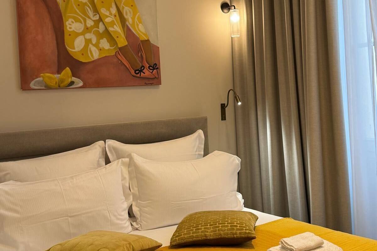 Design Studio, 1 Queen Bed, Courtyard View