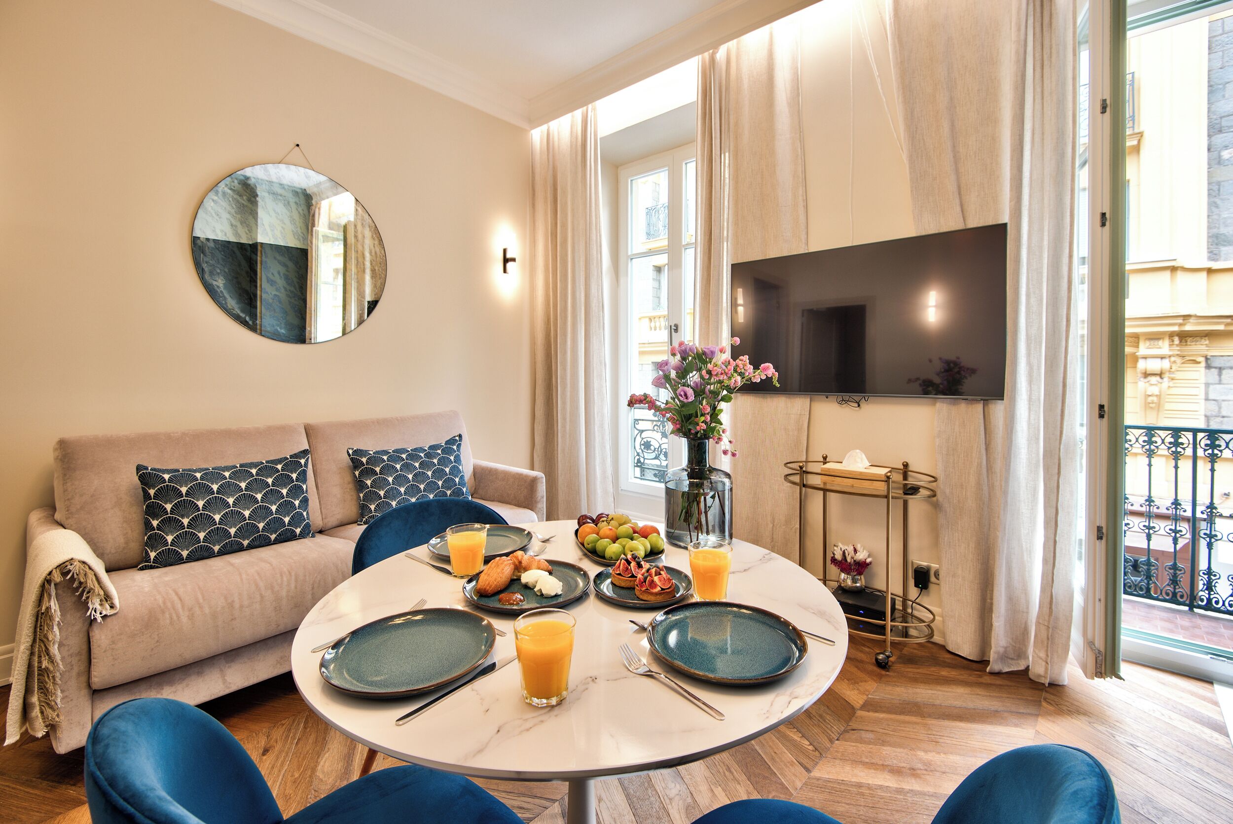 Appartement, balcon, vue ville | Coin séjour | TV connectée de 55 pouces avec chaînes par satellite