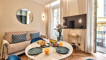 Appartement, balcon, vue ville | Coin séjour | TV connectée de 55 pouces avec chaßnes par satellite