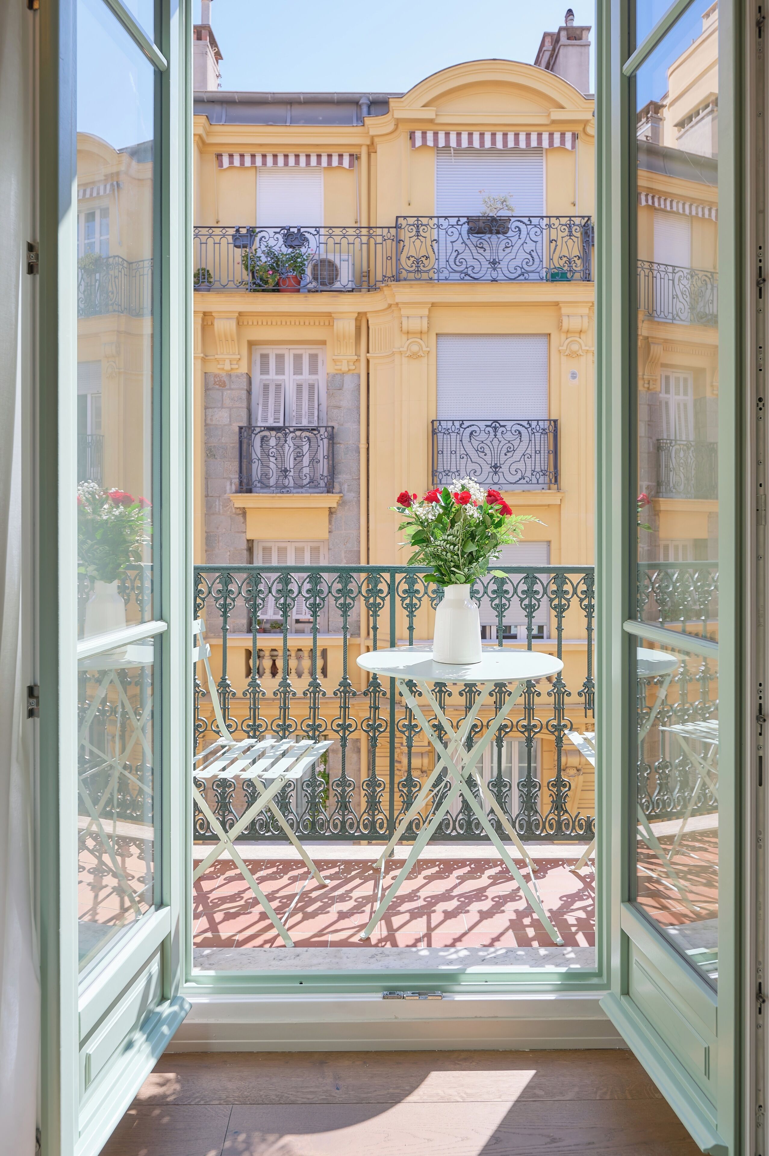 Deluxe appartement, balkon | Woonruimte | Een 55-inch smart-tv met satellietzenders