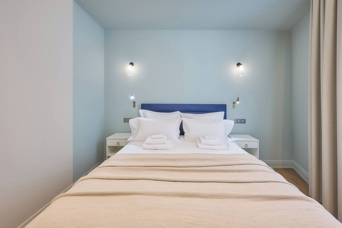 Design Apartment | 1 bedroom, in-room safe, individually decorated, individually furnished