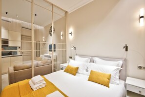 104 Superior Studio, Courtyard View | Premium bedding, memory foam beds, in-room safe, individually decorated - APARTHOTEL 9 ALBERTI (Nice)