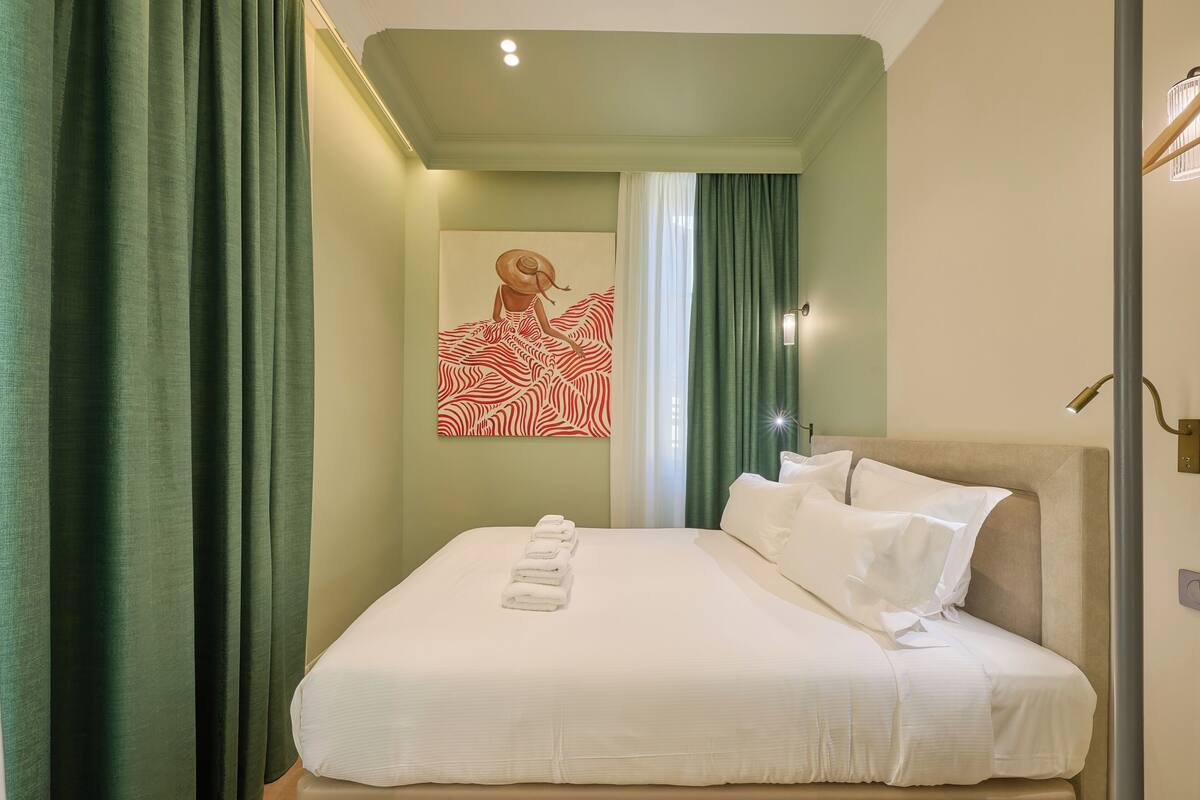 203 Deluxe Studio, 1 Queen Bed, Courtyard View | Premium bedding, memory-foam beds, in-room safe, blackout curtains
