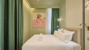 203 Deluxe Studio, 1 Queen Bed, Courtyard View | Premium bedding, memory foam beds, in-room safe, individually decorated