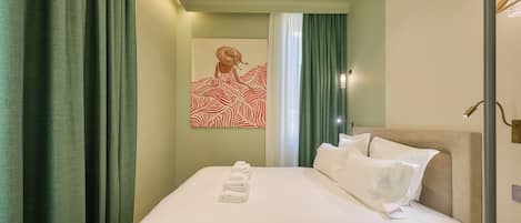 203 Deluxe Studio, 1 Queen Bed, Courtyard View