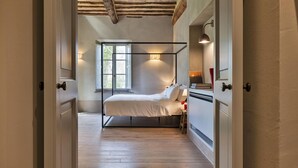 Unclassified image, 4 of 50, button - Villa in Siena with 6 bedrooms sleeps 11 (Siena)