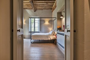 6 bedrooms, iron/ironing board, travel cot, free WiFi