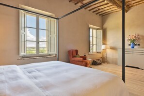 6 chambres, fer et planche à repasser, lit de bébé portatif