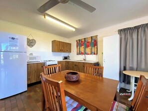 冷蔵庫、電子レンジ、オーブン、コンロ