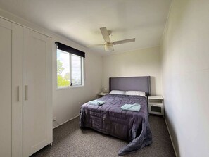 3 bedrooms, bed sheets - Burrum River Unit Three (Burrum Heads)