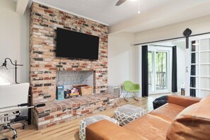 Smart TV, videojuegos, futbolito, libros