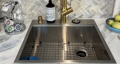 Luxurious cottage in Historic Old Town Folsom with WiFi, AC